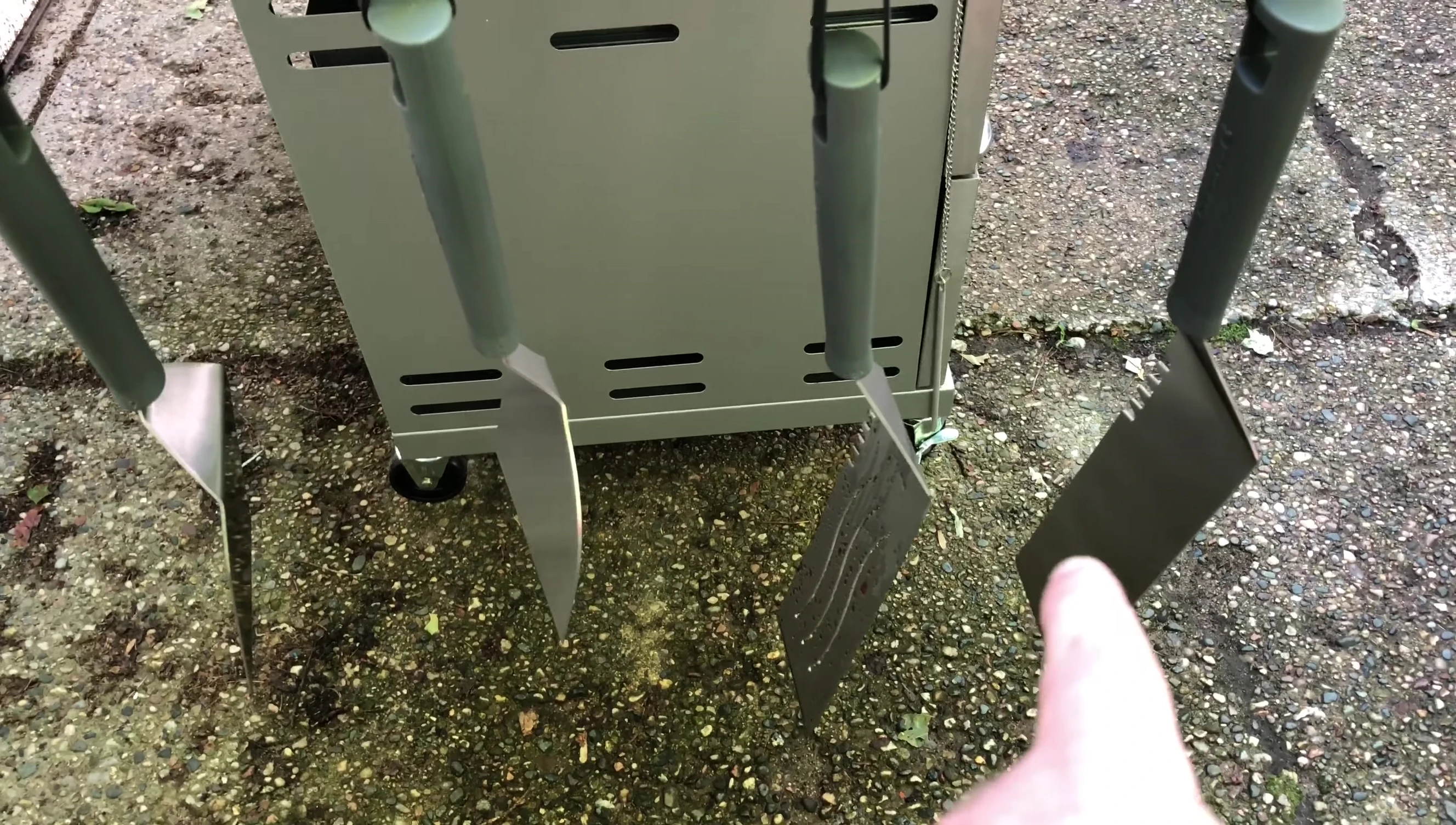 The reviewer picks up the flat spatula