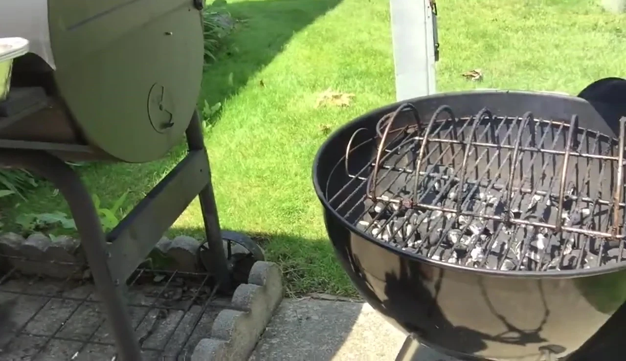 Checking if the charcoal is ready by looking at the gray edges