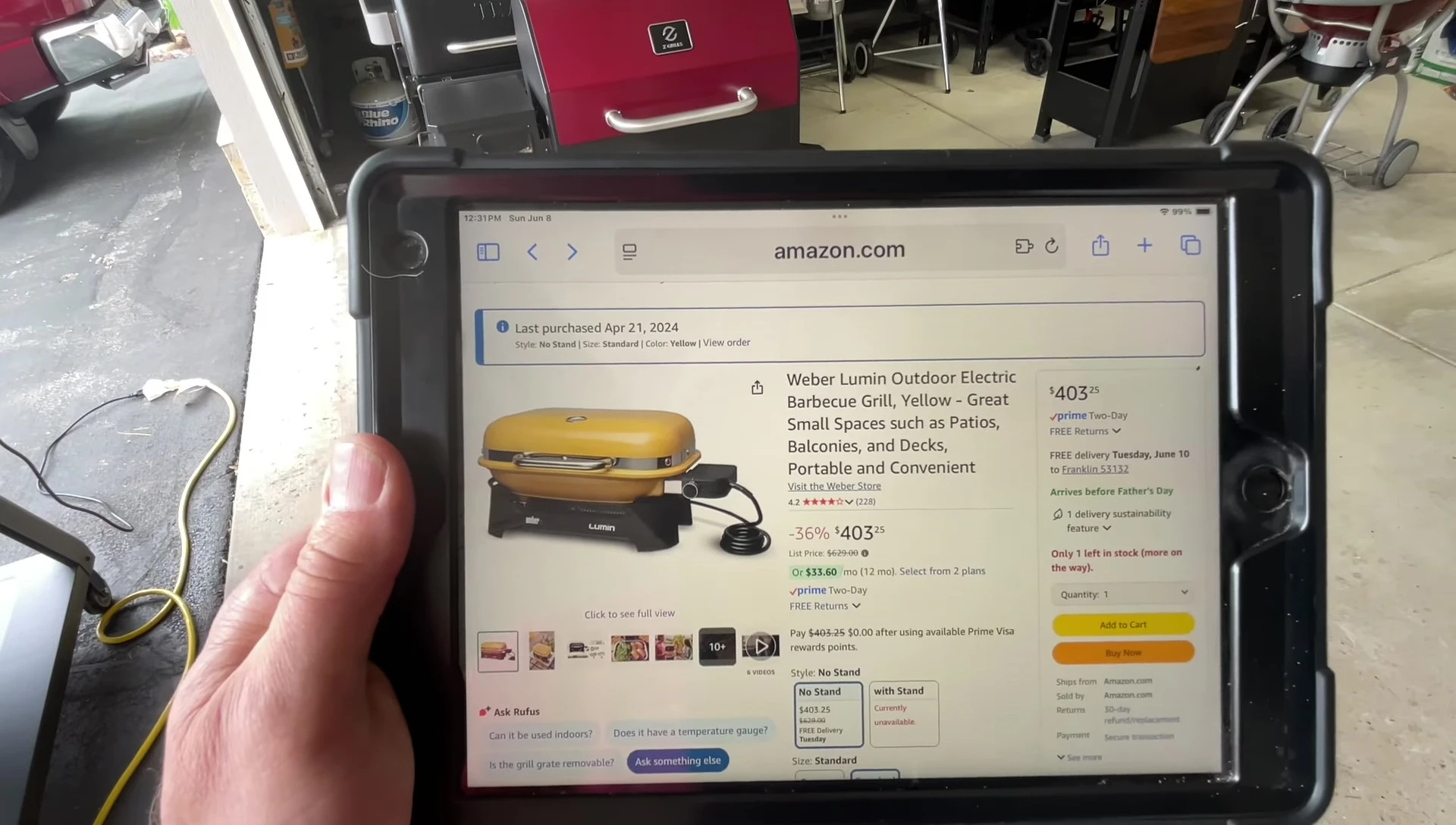 Screenshot comparing the price difference between yellow and black models.