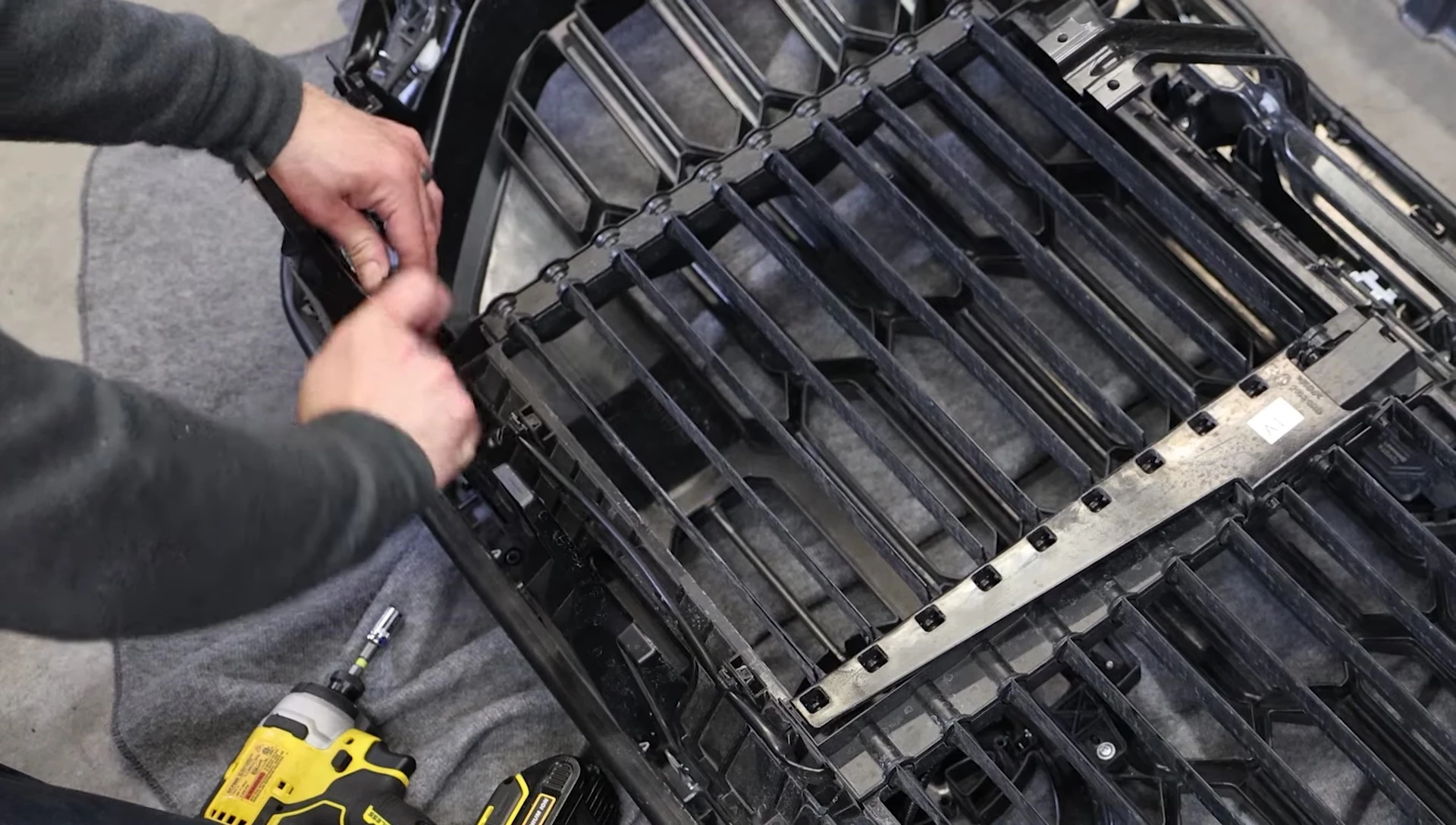Disconnecting the active grille shutter harness