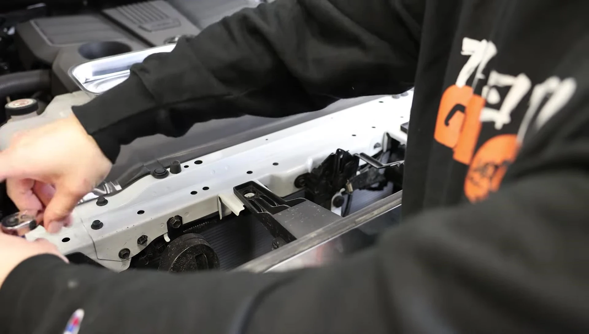 Disconnecting electrical connectors from the grille