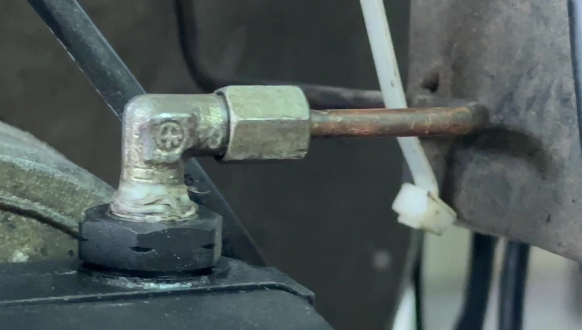 Removing the pump from the oil tank