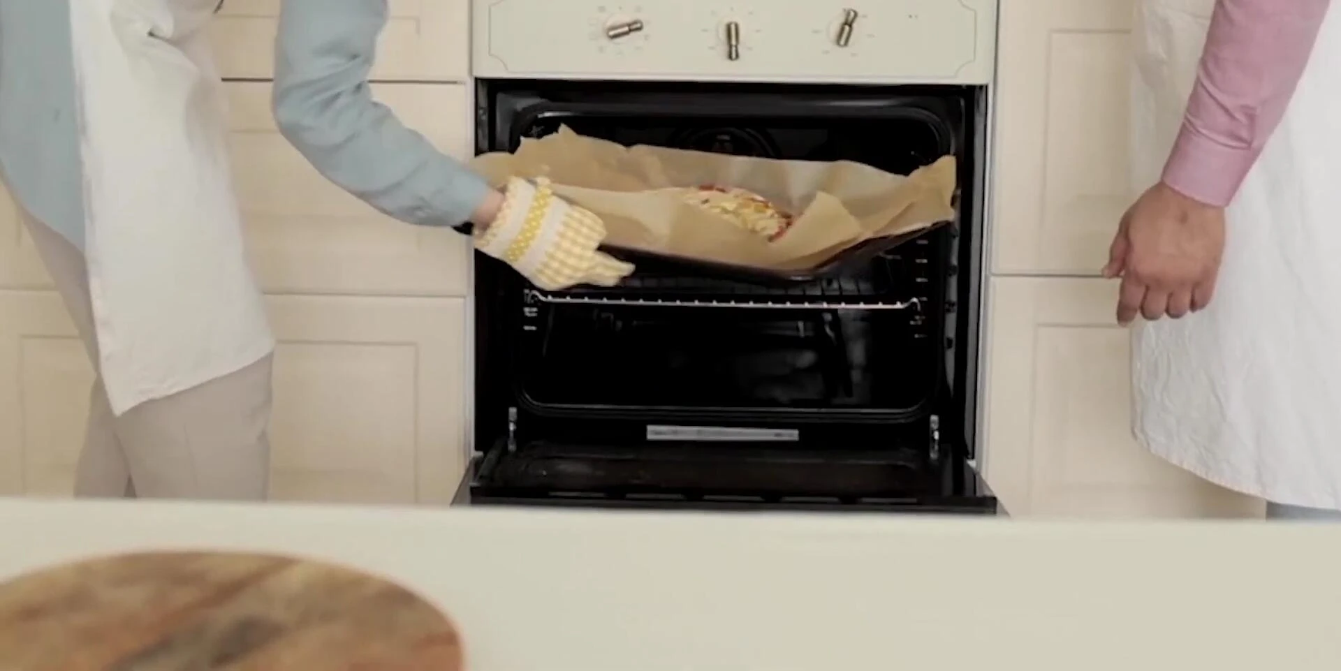 Screen showing considerations when choosing silicone oven mitts.