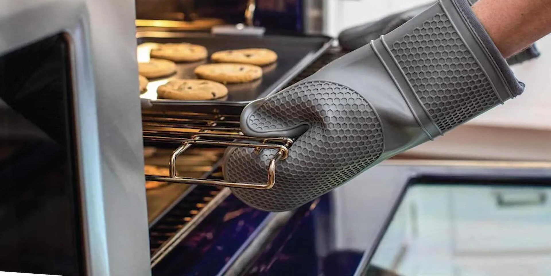 Gorilla Grip oven mitts showcasing their design and features.