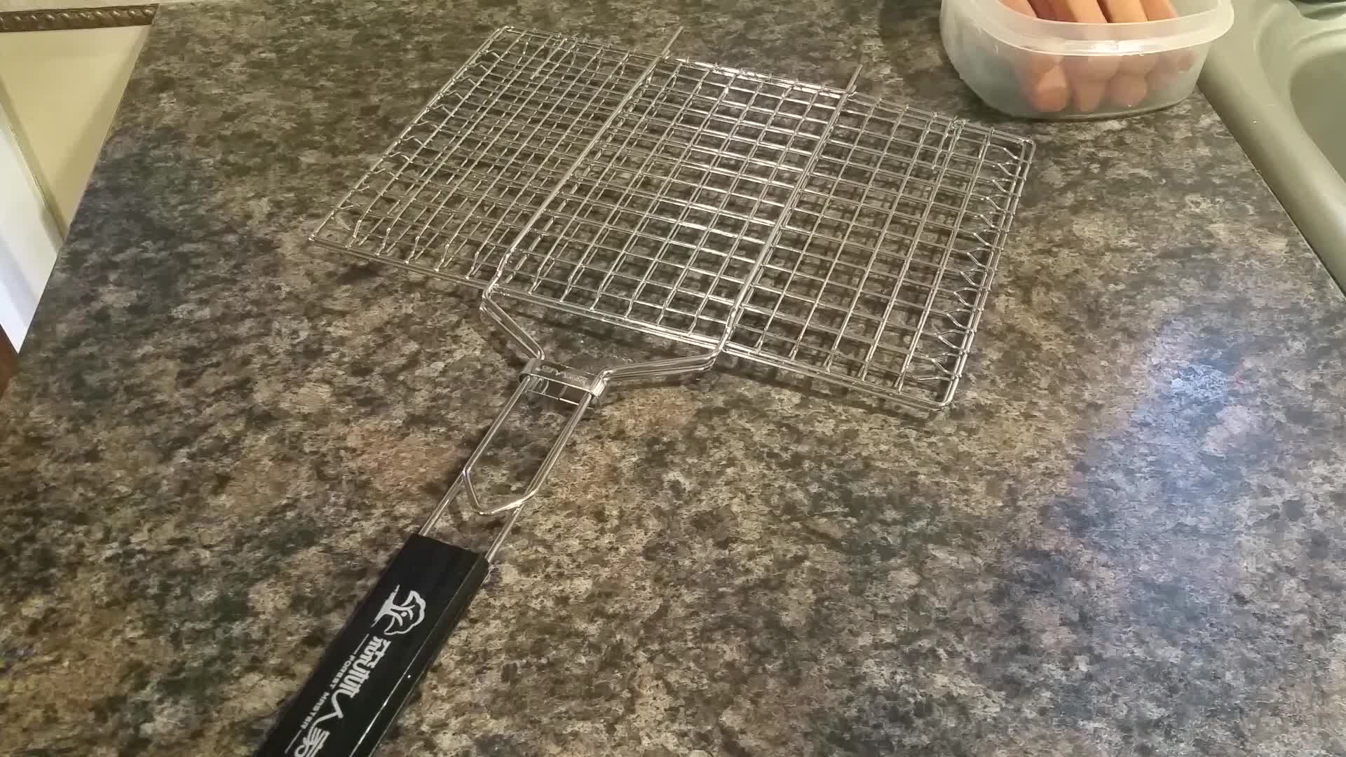 Close-up of the Noubi Tech grilling basket.