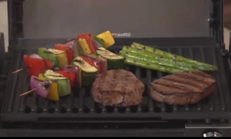 Highlighting the grill's large cooking surface