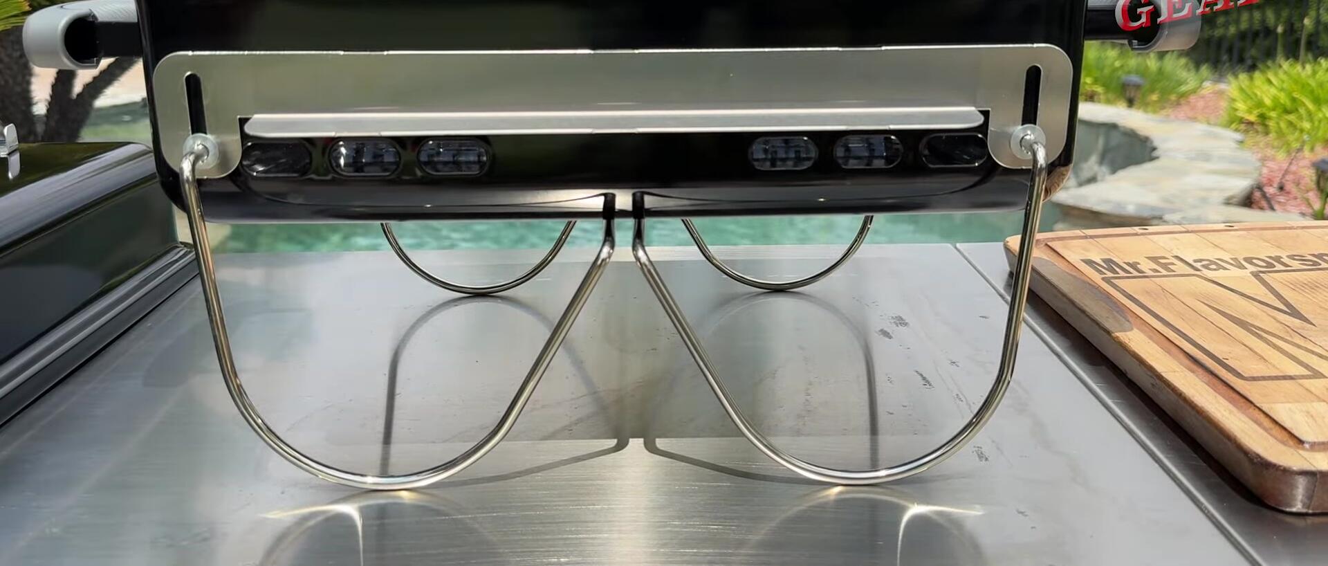 Adjusting the top vents of the grill