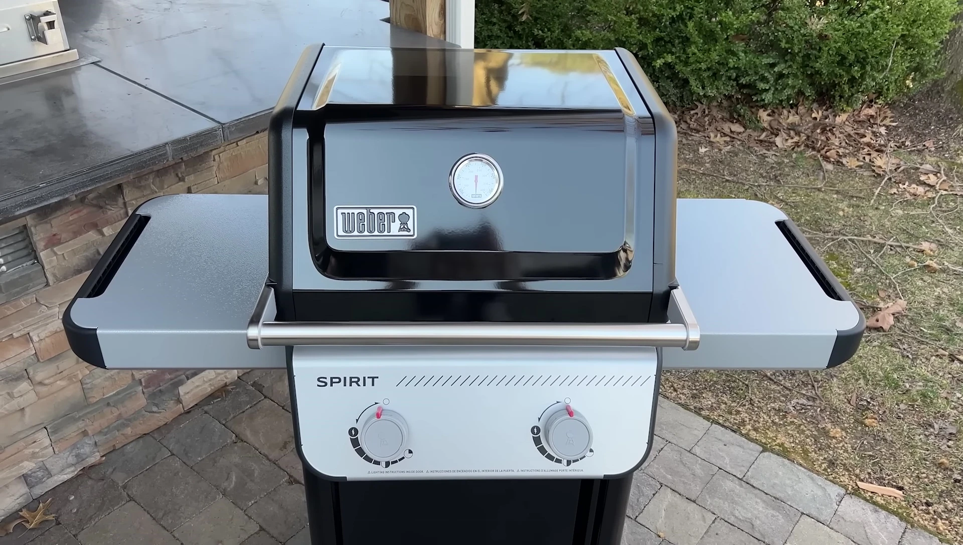 Dimensions and weight specifications for the Weber Spirit E210.