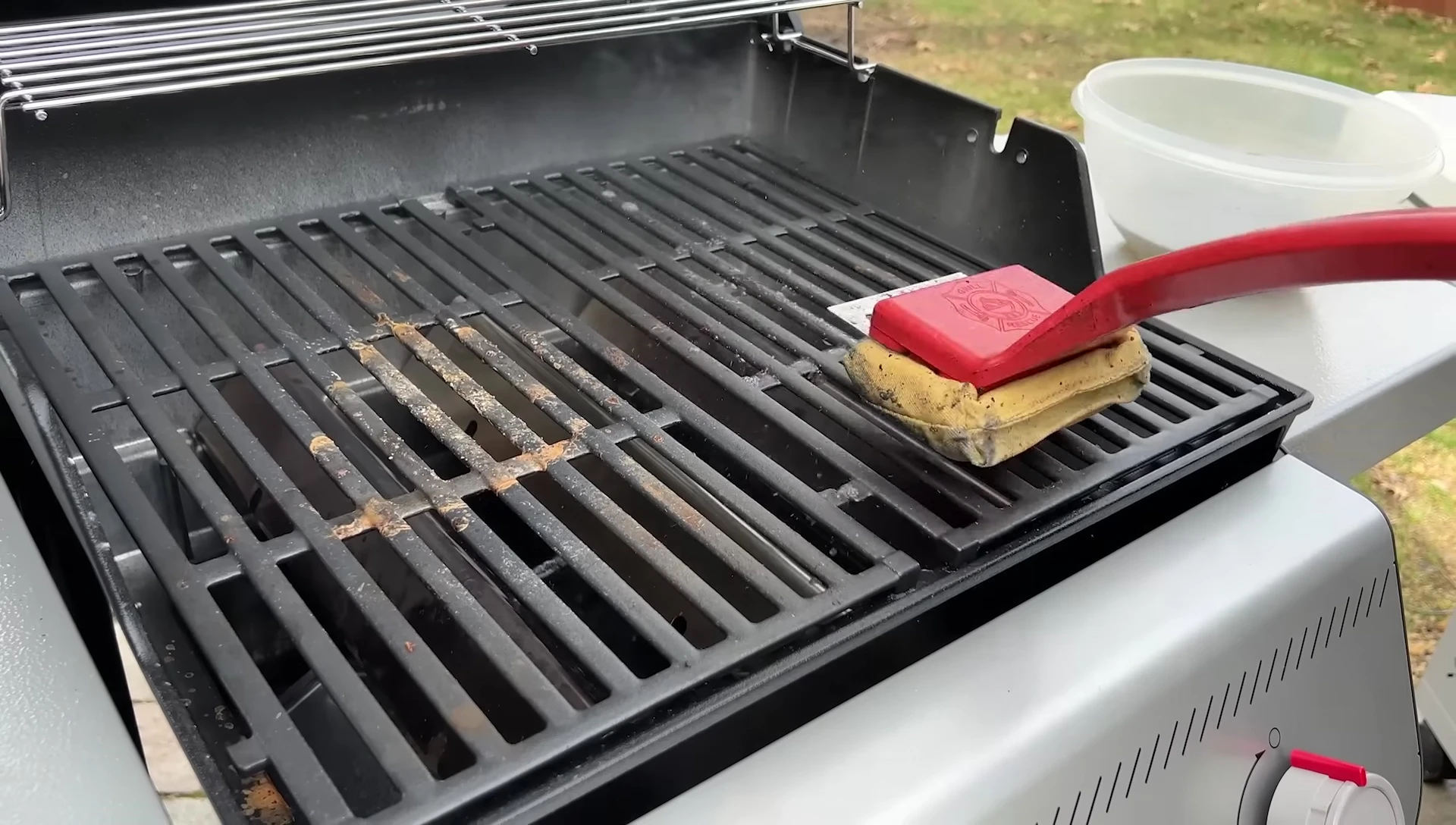 Cleaning of the Weber grill grates.