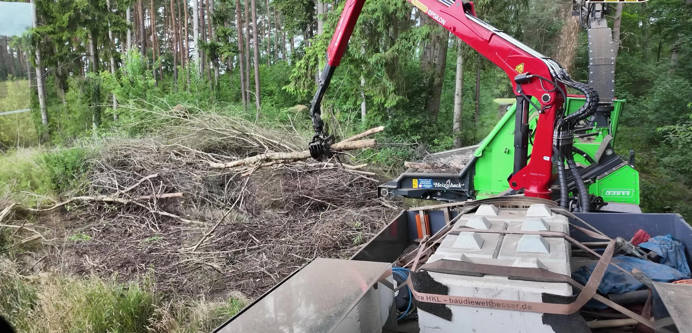The Palfinger crane with tower extension in action.