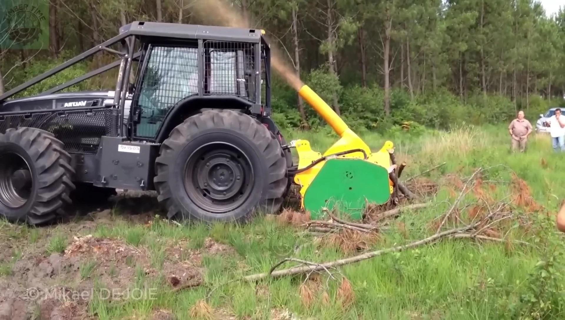 The Valtra paired with the Serat Bio Green grinder.