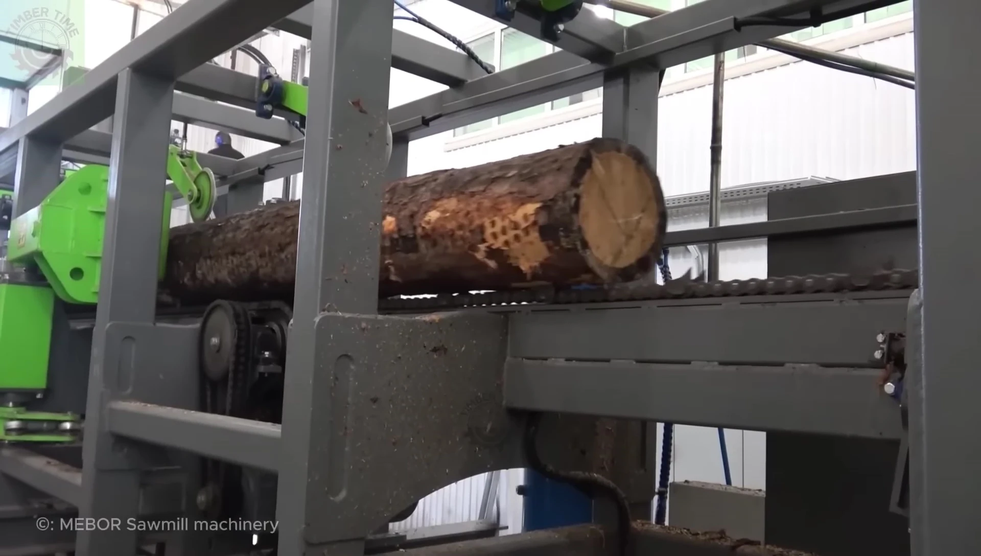 The scanning saw line processing logs rapidly.