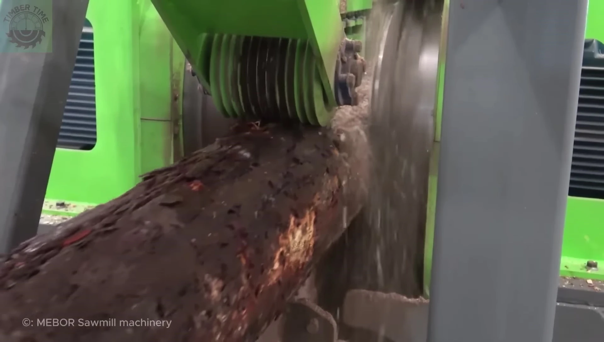 Close-up of the saw line’s blades adjusting automatically.