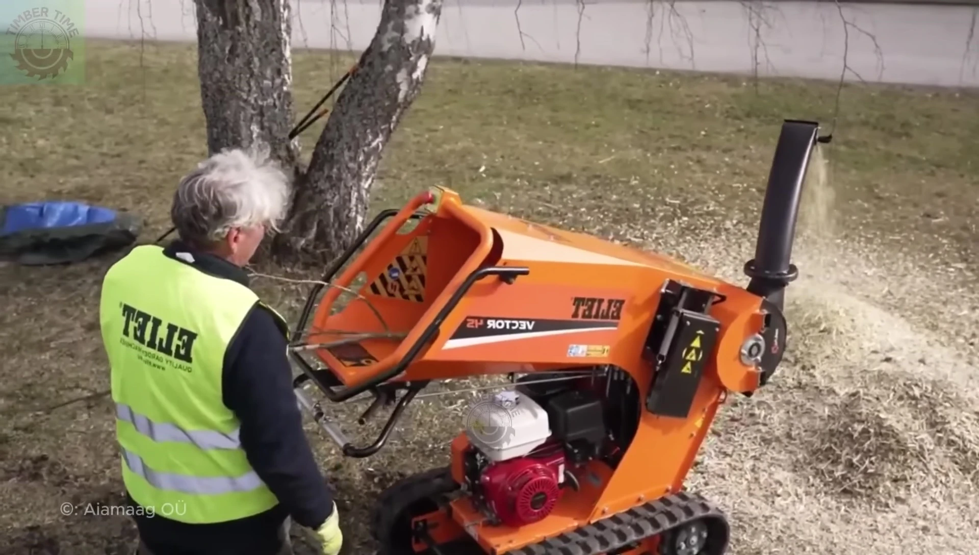 Close-up of the Vector 4S shredding branches.