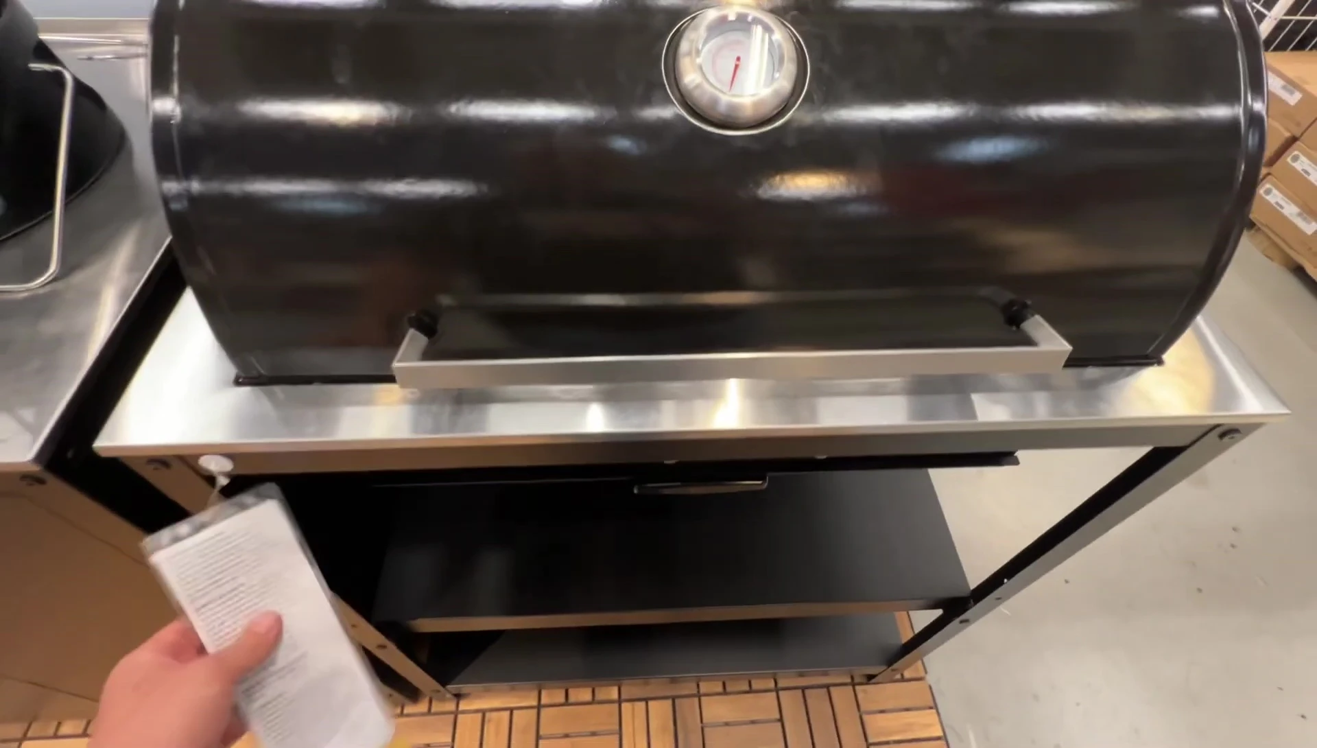 Shot showing the dimensions of the grill