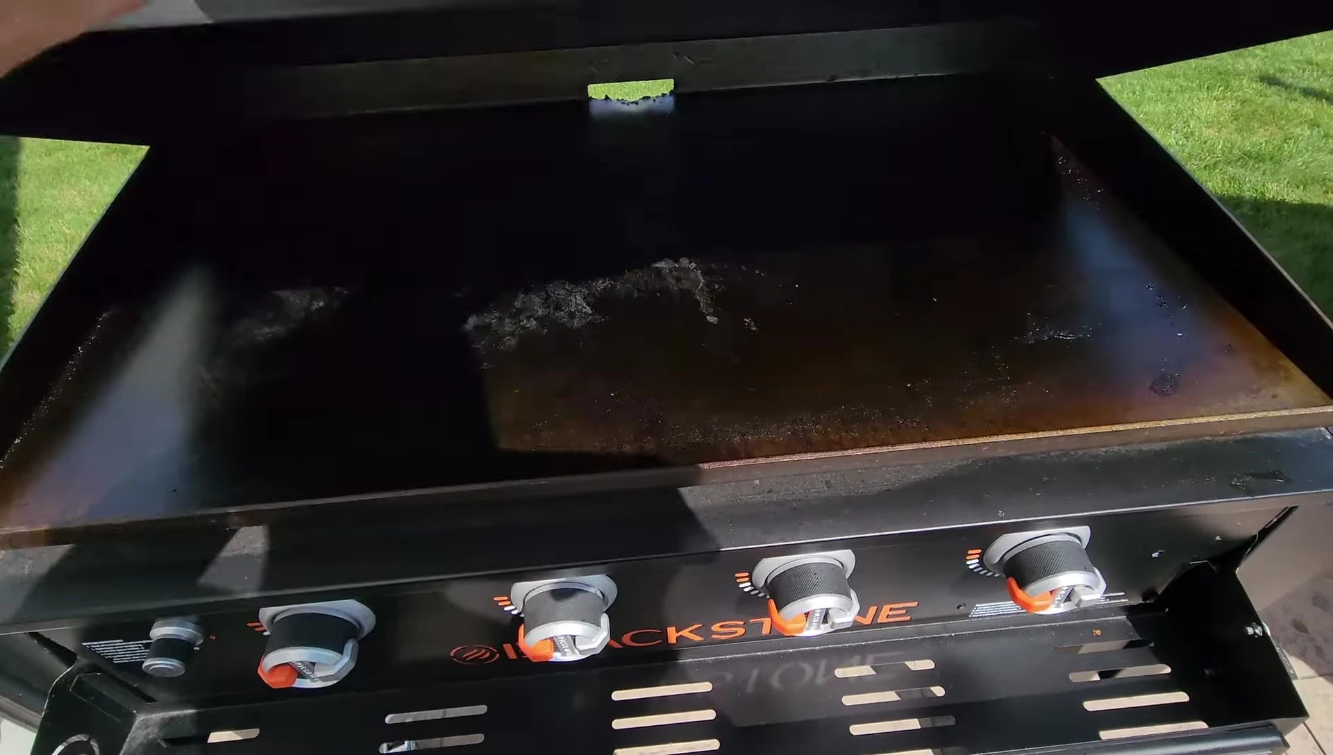 The reviewer mentioning the hood of the grill and explaining the heat diffusion issue.
