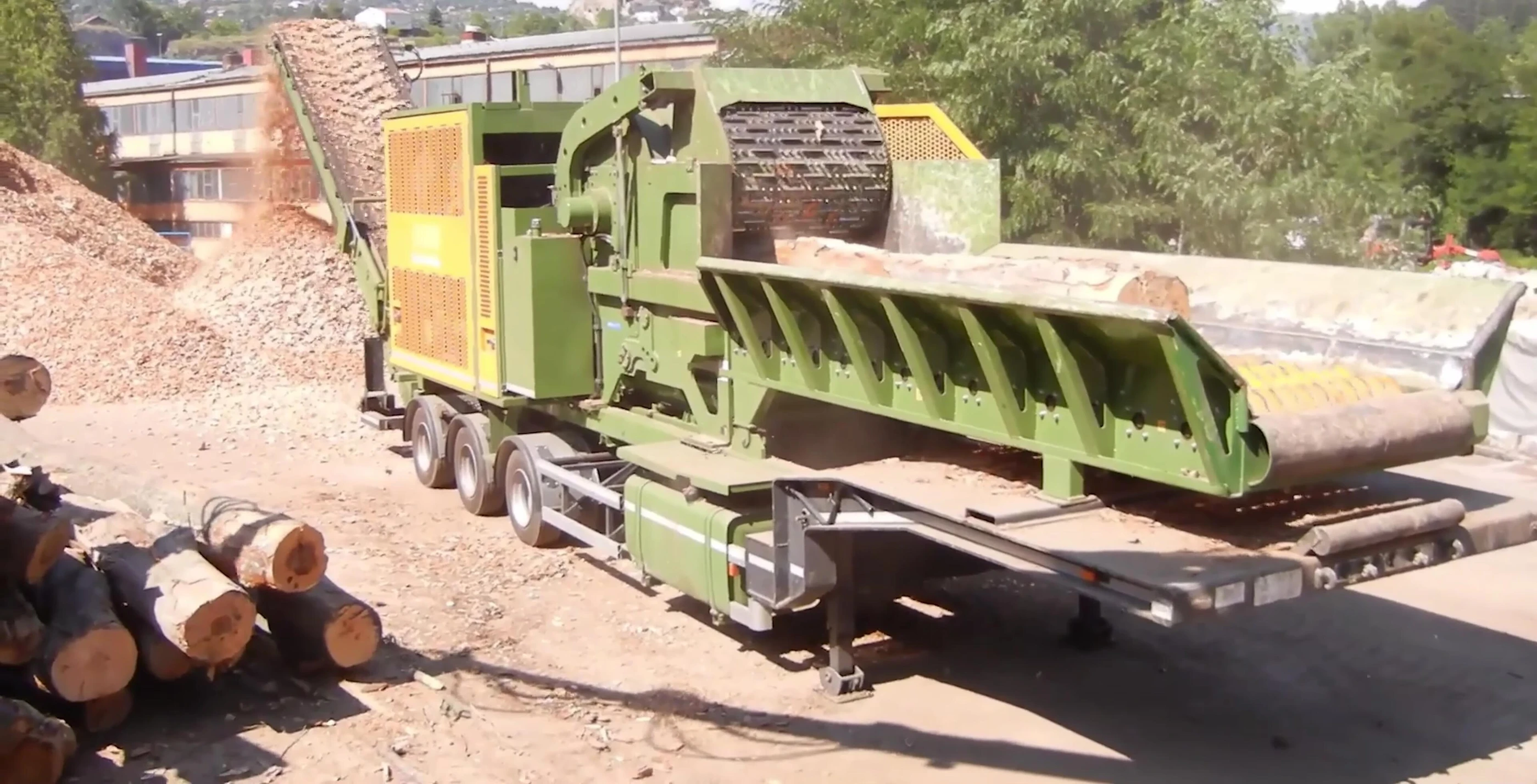 Pzelado PTH300 wood chipper processing large logs