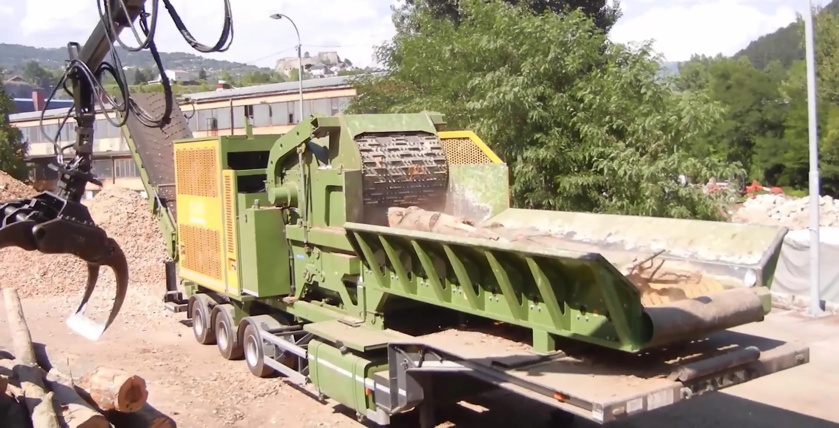 Large pile of wood chips produced by the Pzelado PTH300
