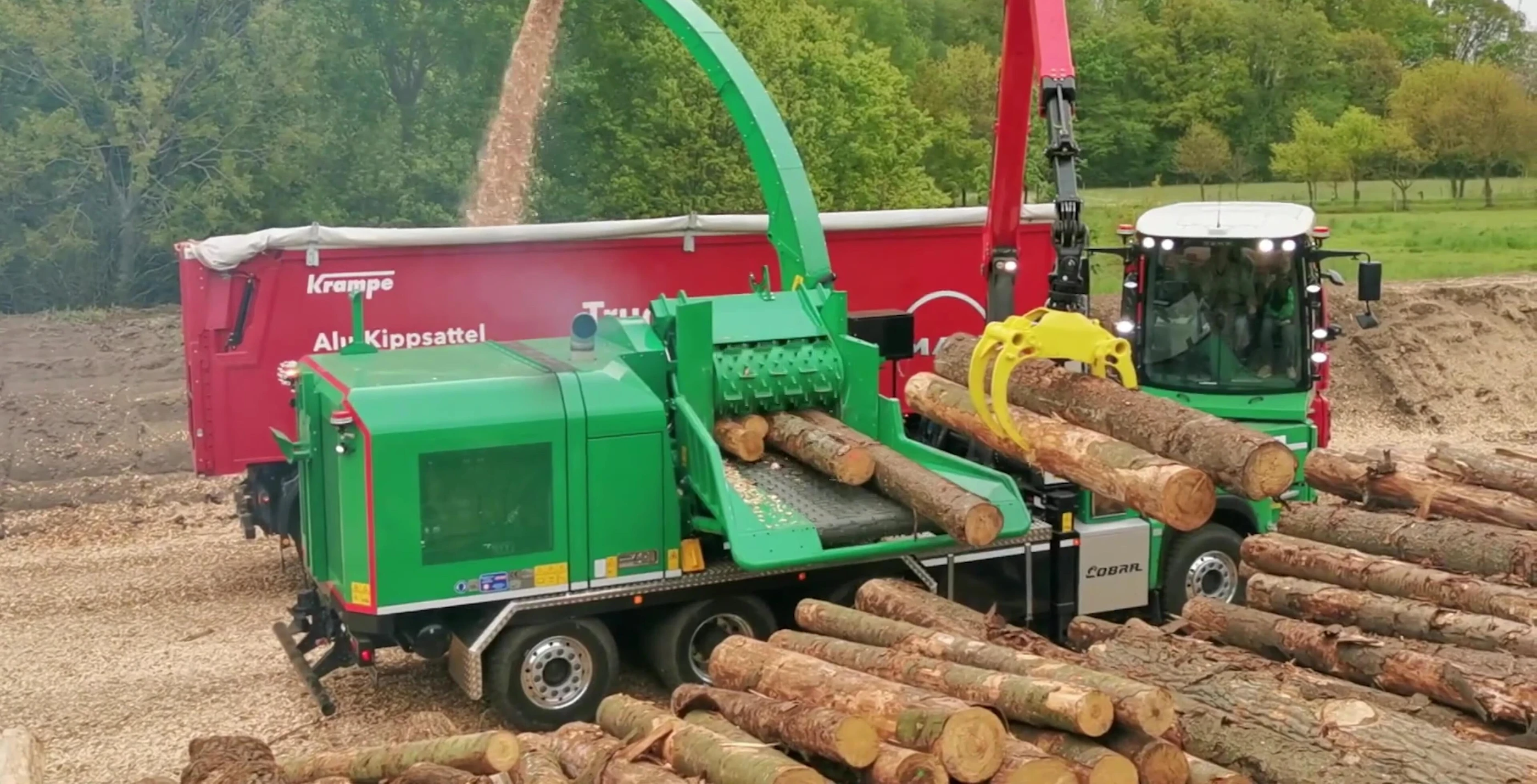 HM 821 Cobra Hybrid chipper processing logs