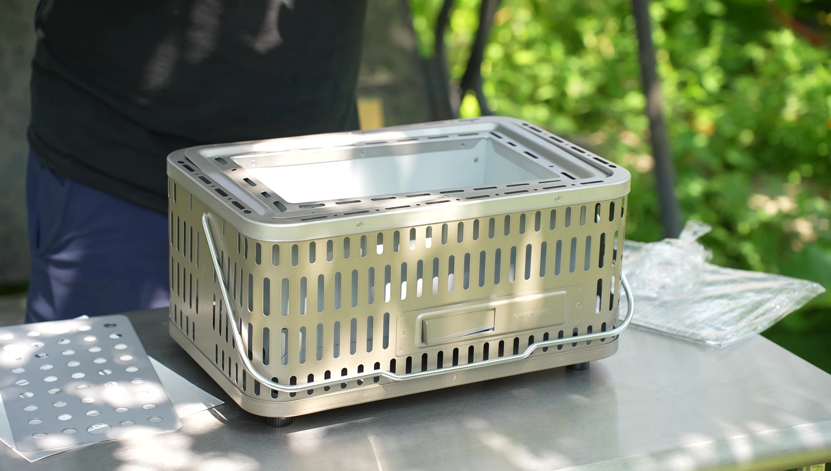 Close-up of the grill's double-walled construction and air vents