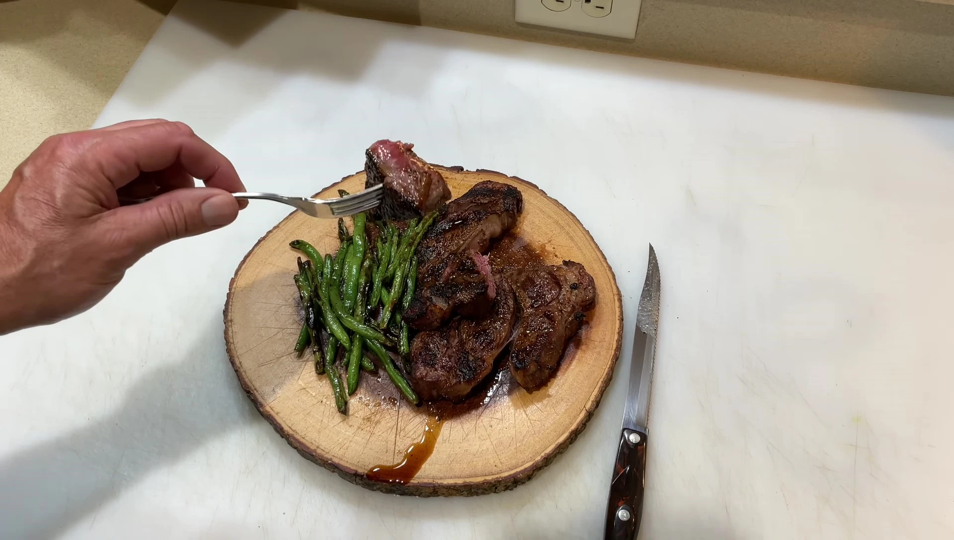 Finished dish showcasing the cooked green beans and steaks.