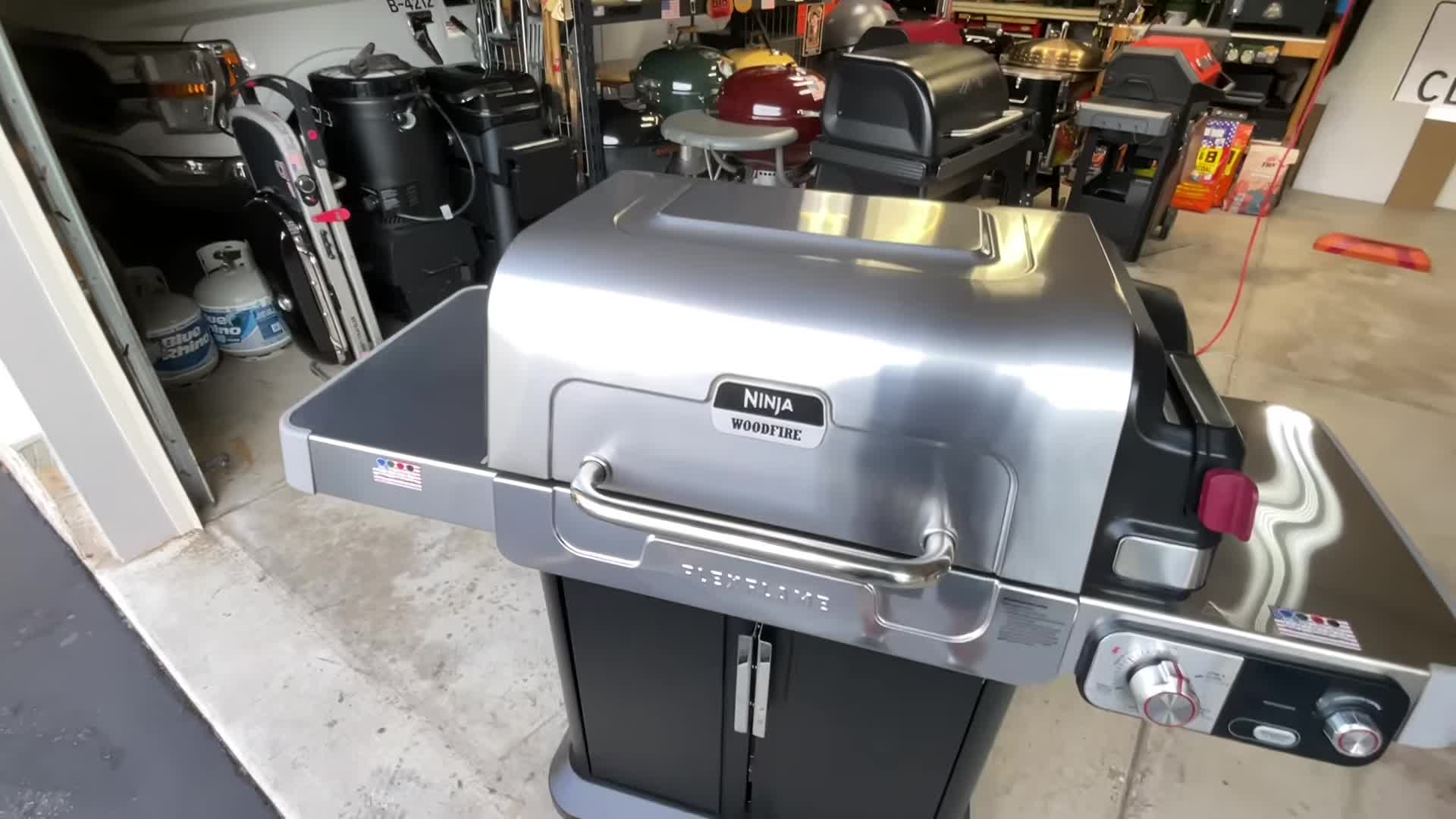 Close-up of the grill's components and packaging.