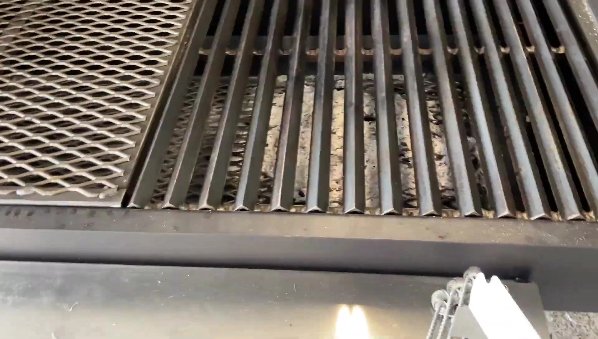Overview of the grill highlighting its build quality.