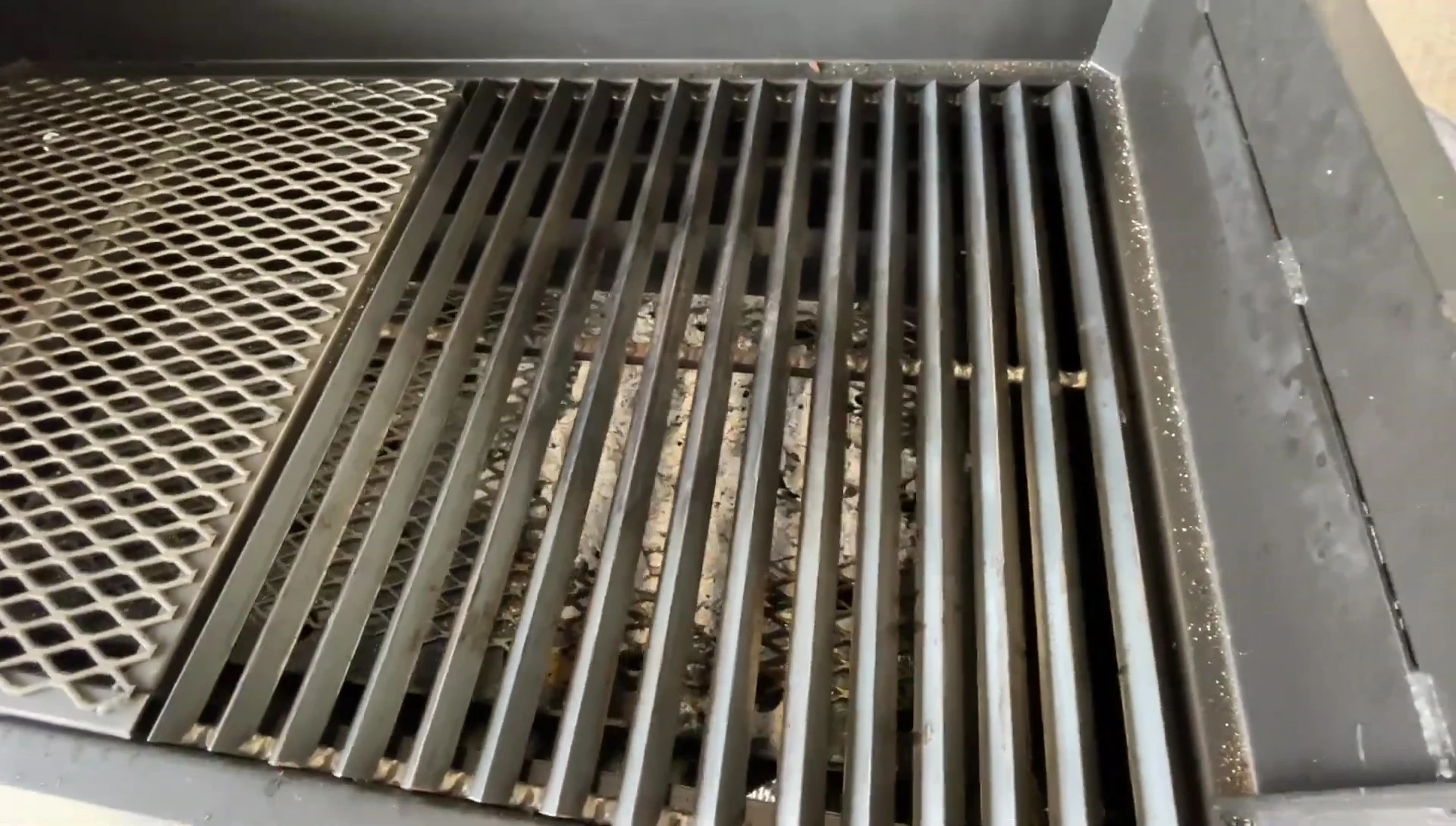 Close-up of the adjustable charcoal basket and lever.