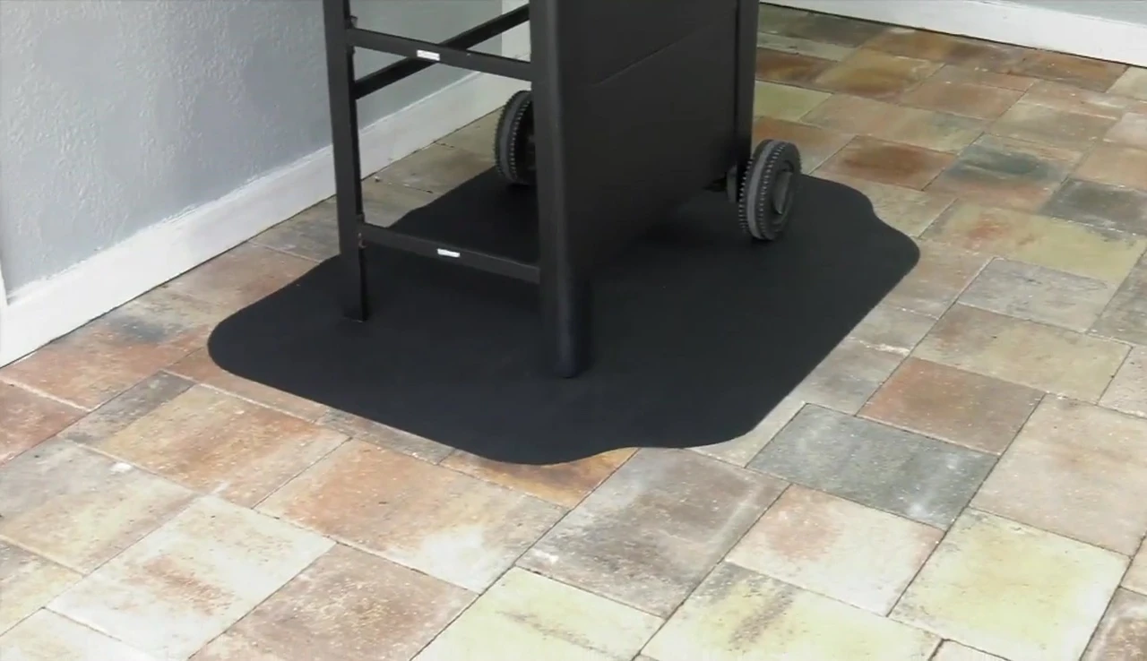 Close up showcasing the extended lip of the GrillTex Pro grill mat.