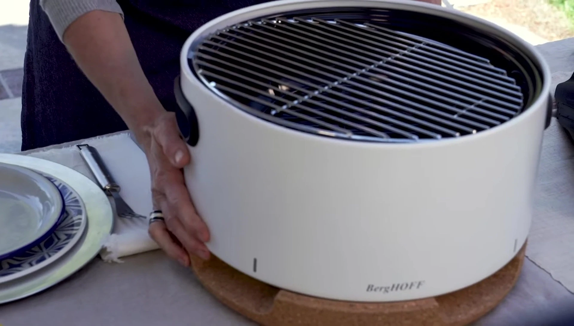 Demonstration of the grill's airflow element.