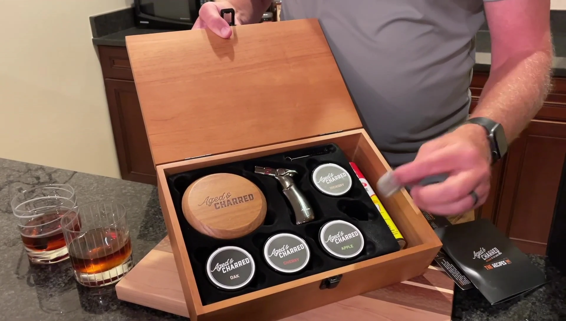 The smoking device and additional screen.