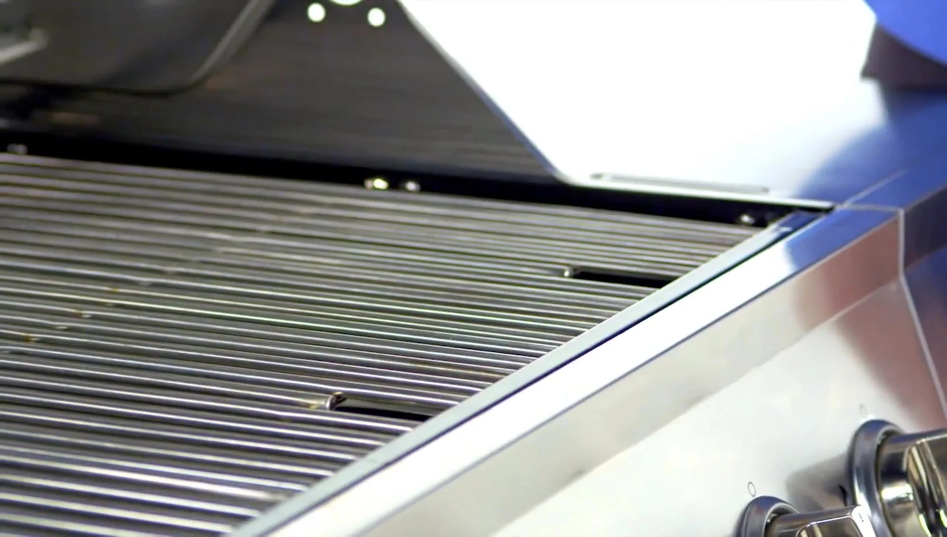 Dinow Grill Features: Storage and Casters