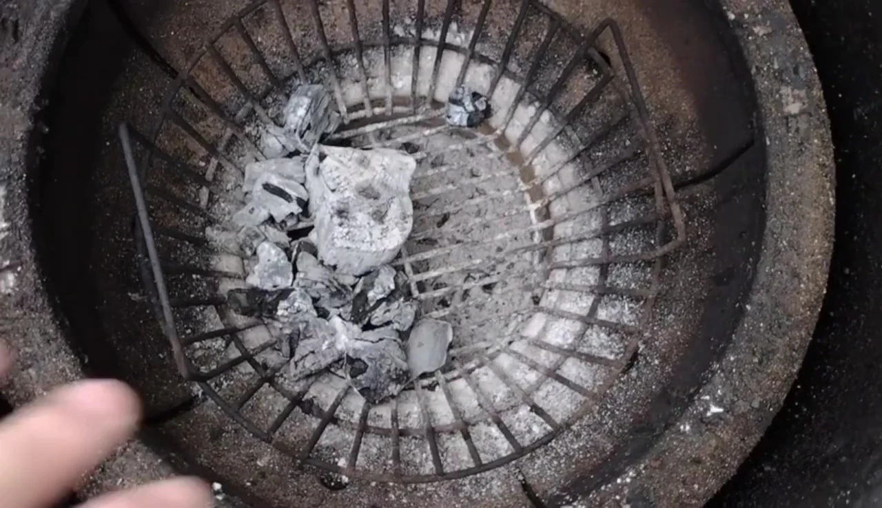 Close-up highlighting the unrestricted airflow around the corners of the ash basket.