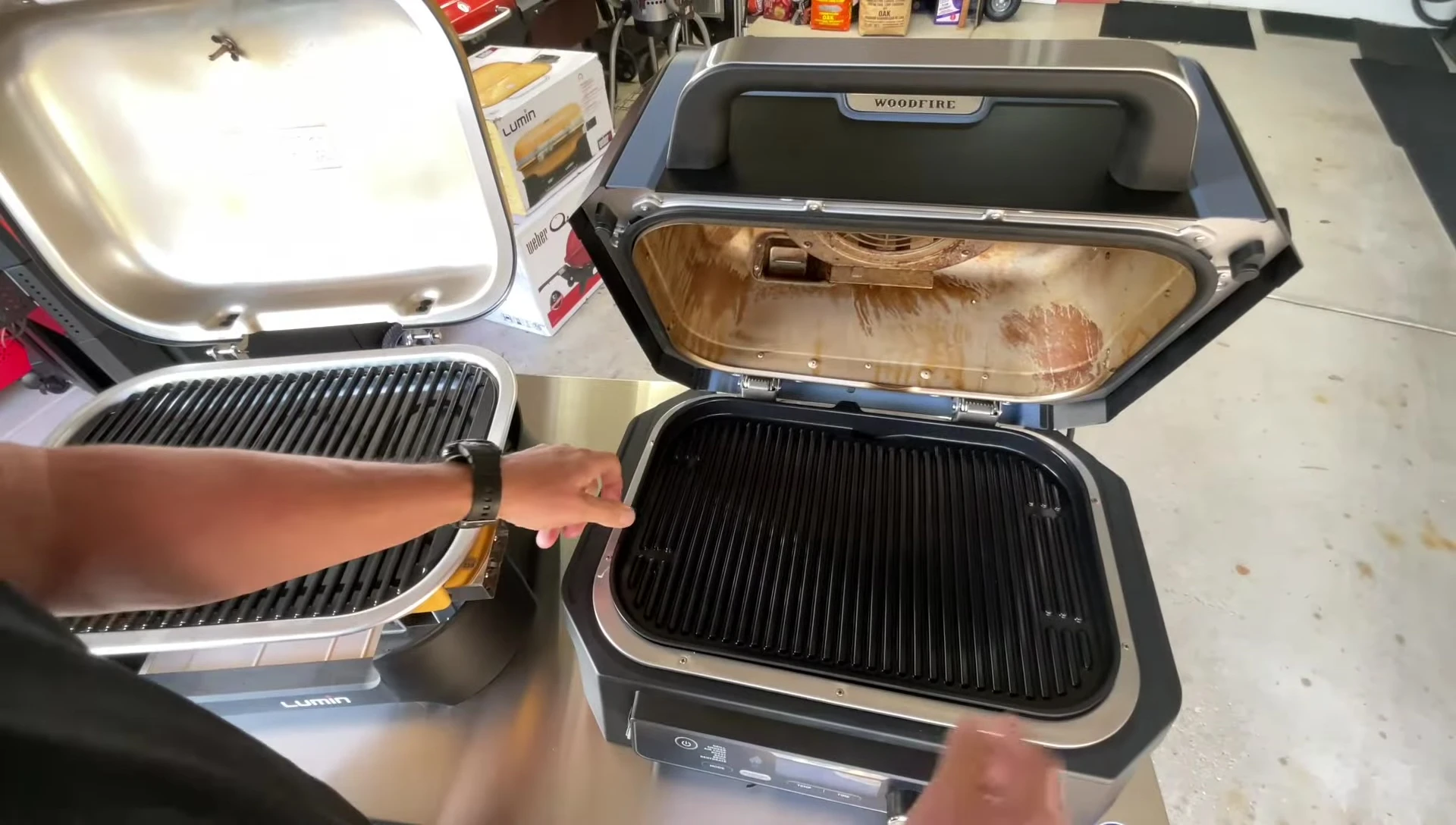 Demonstrating cleaning process on the Weber Lumin.