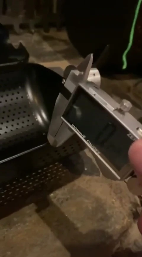 Measuring the external diameter of the tumbler.