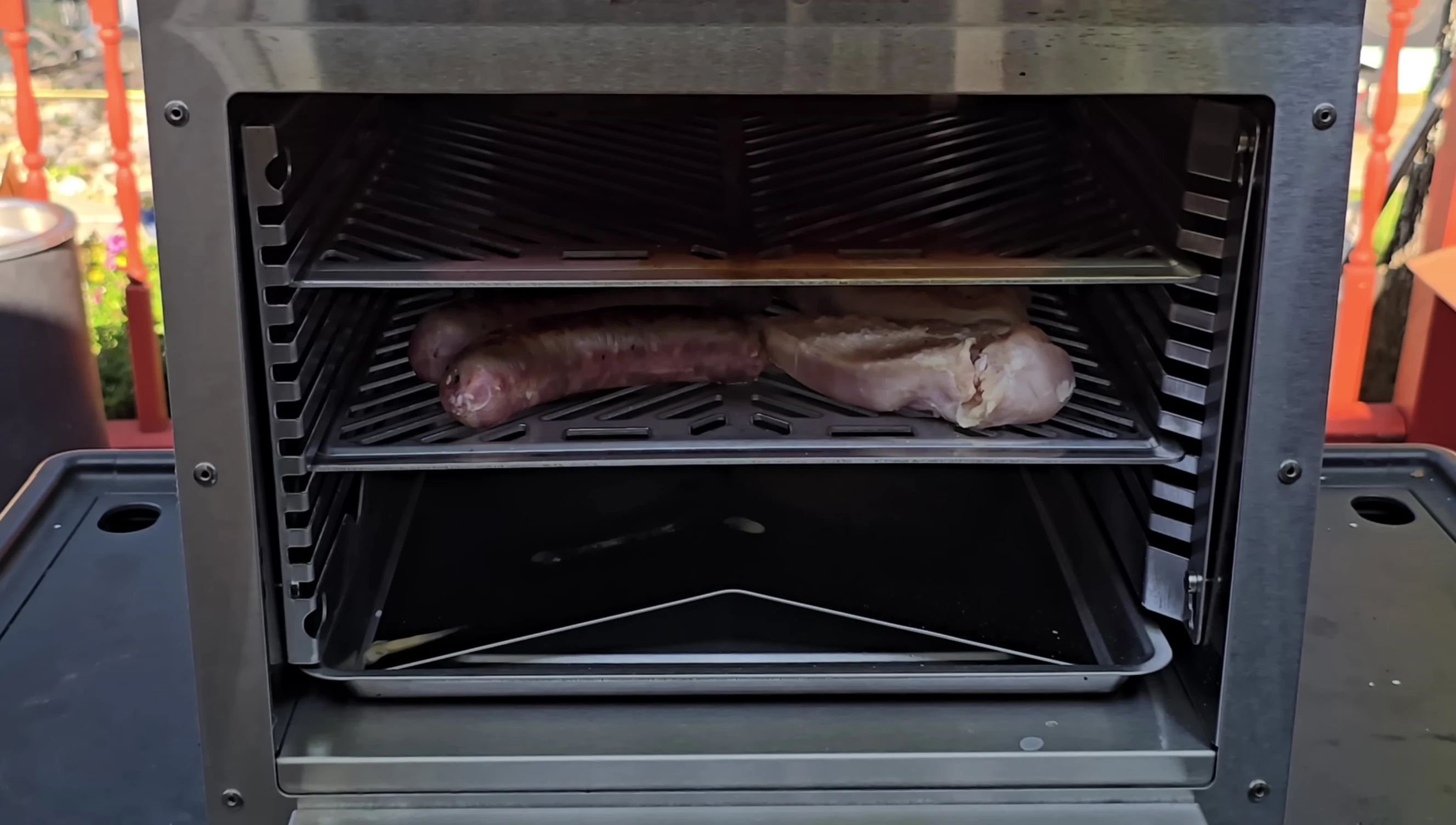 View of the angled grease tray, demonstrating its effectiveness in preventing flare-ups.