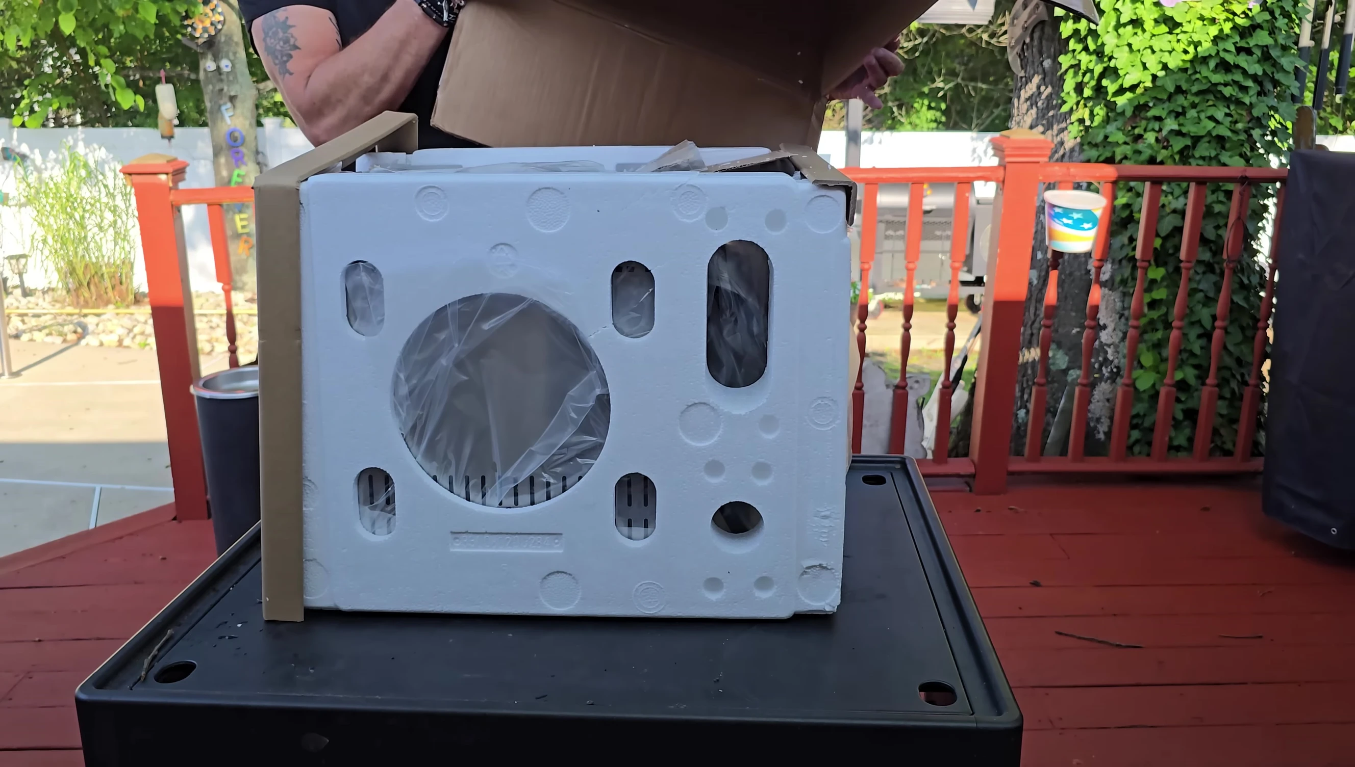 Timelapse of the simple assembly process, showcasing the ease of putting the grill together.