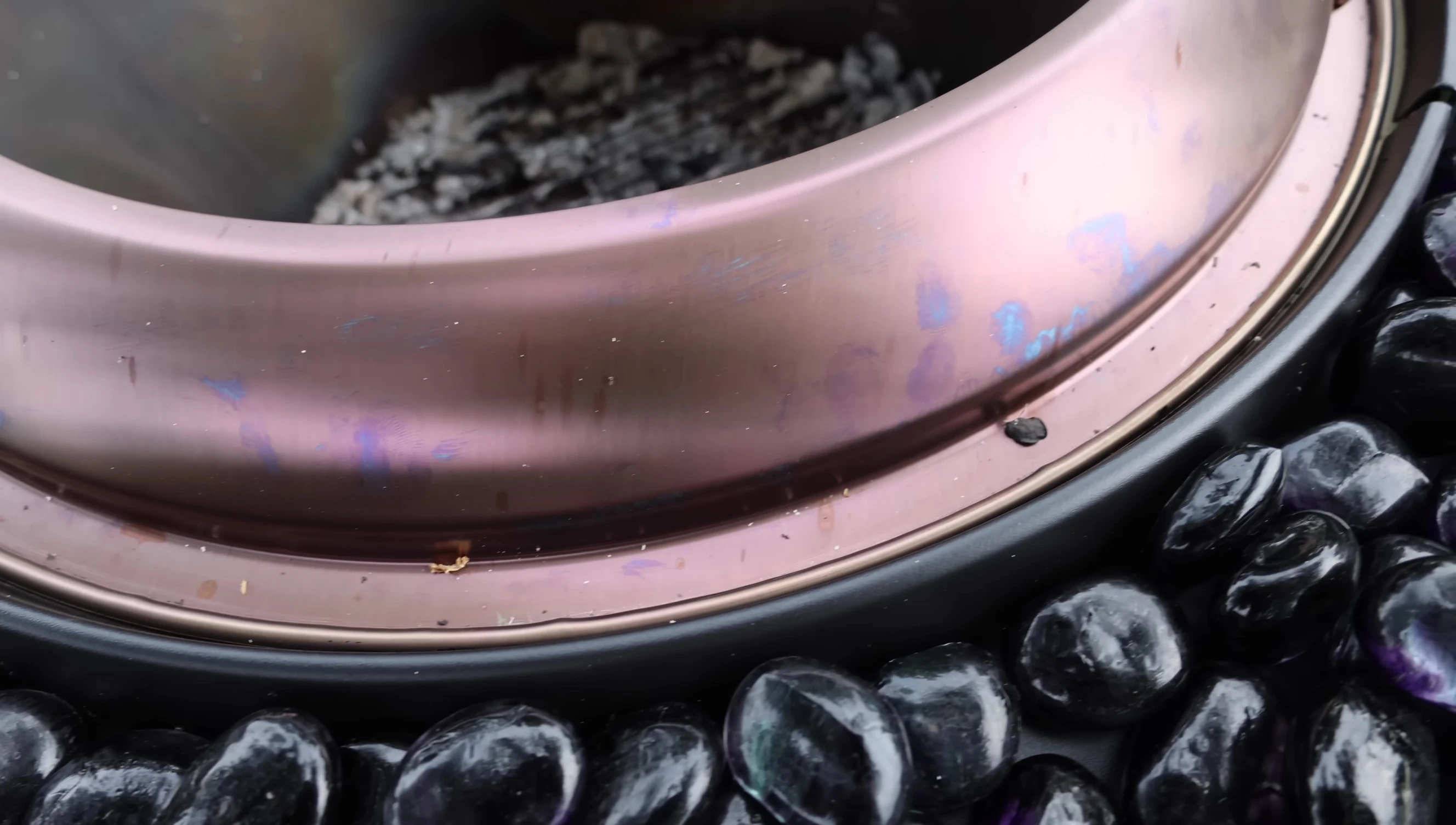 Minimal discoloration around the rim.