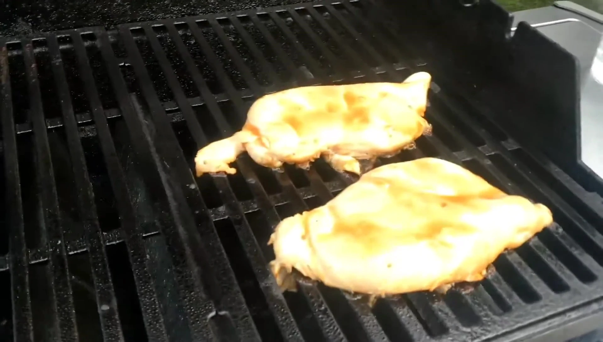 The reviewer grilling chicken and pineapple using the Monbix tools.
