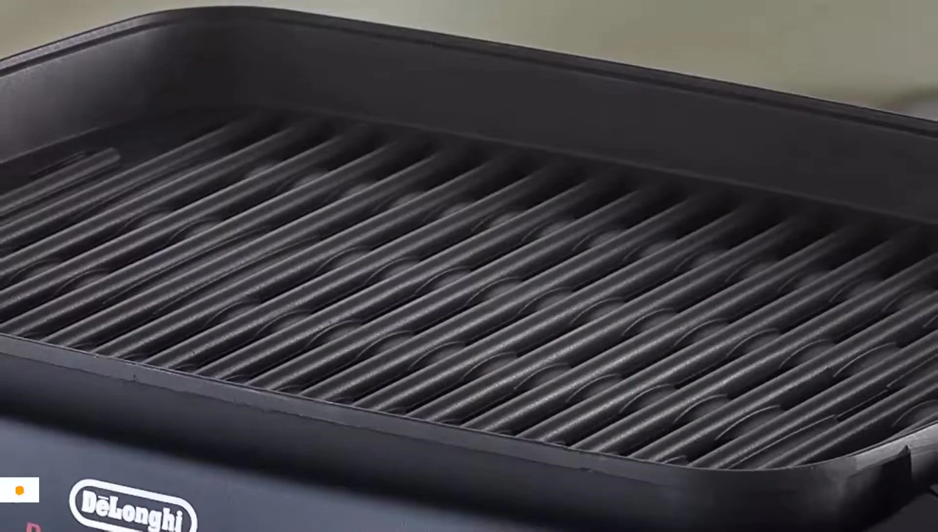 DeLonghi BG24 Perfecto Grill with its glass lid