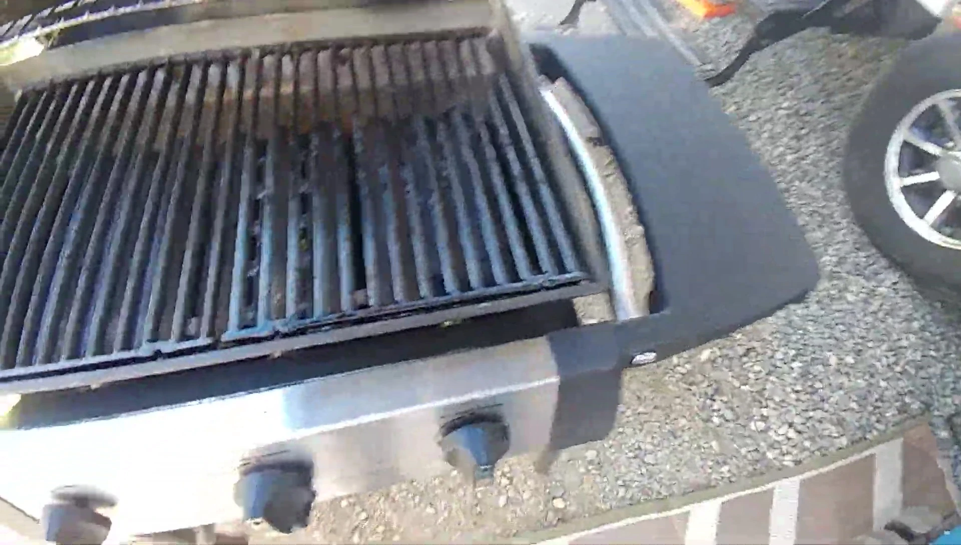 The heat diffusers under the grill grates.