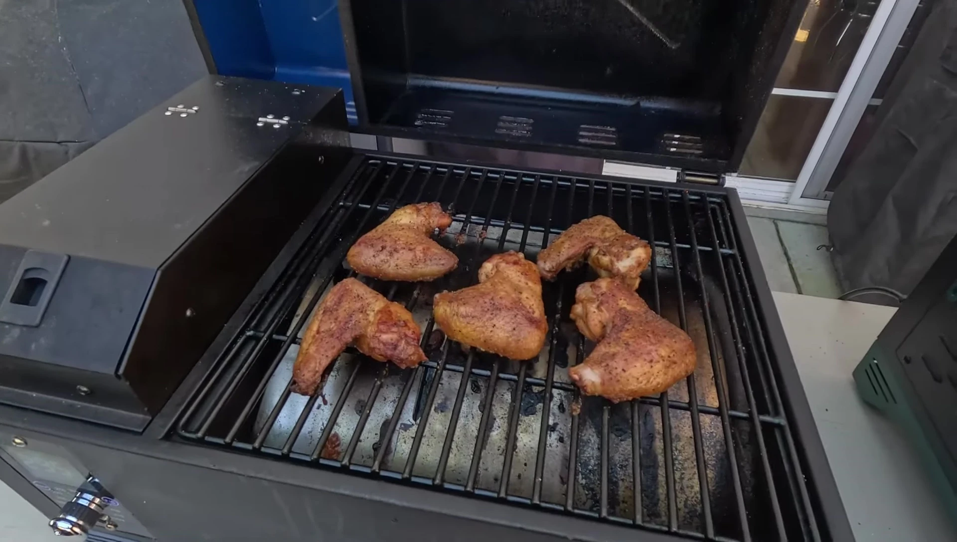 Comparison of the cooked chicken wings: crispier ones from AS300, less crisp from AS350.