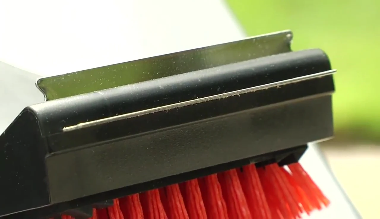 Overall view of the brush and its accessories.