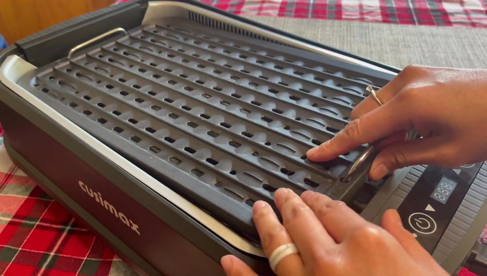 The grill plate, the cooking surface, ready for use.