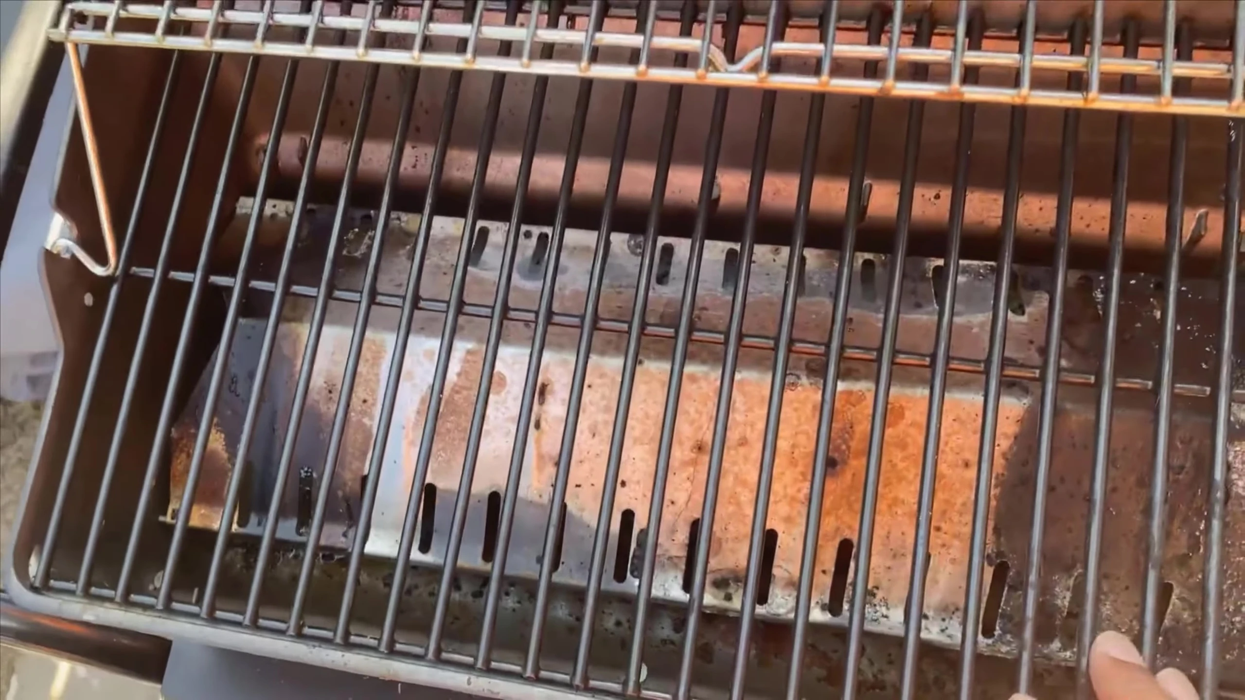 Close-up of the porcelain-coated cooking grid.