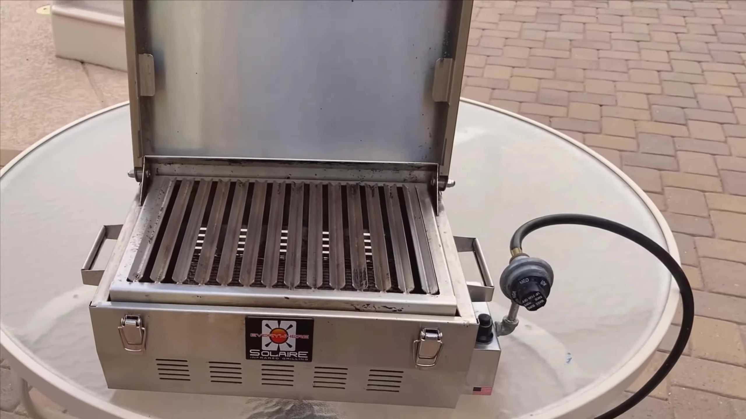 Close-up of the v-shaped cooking grates.