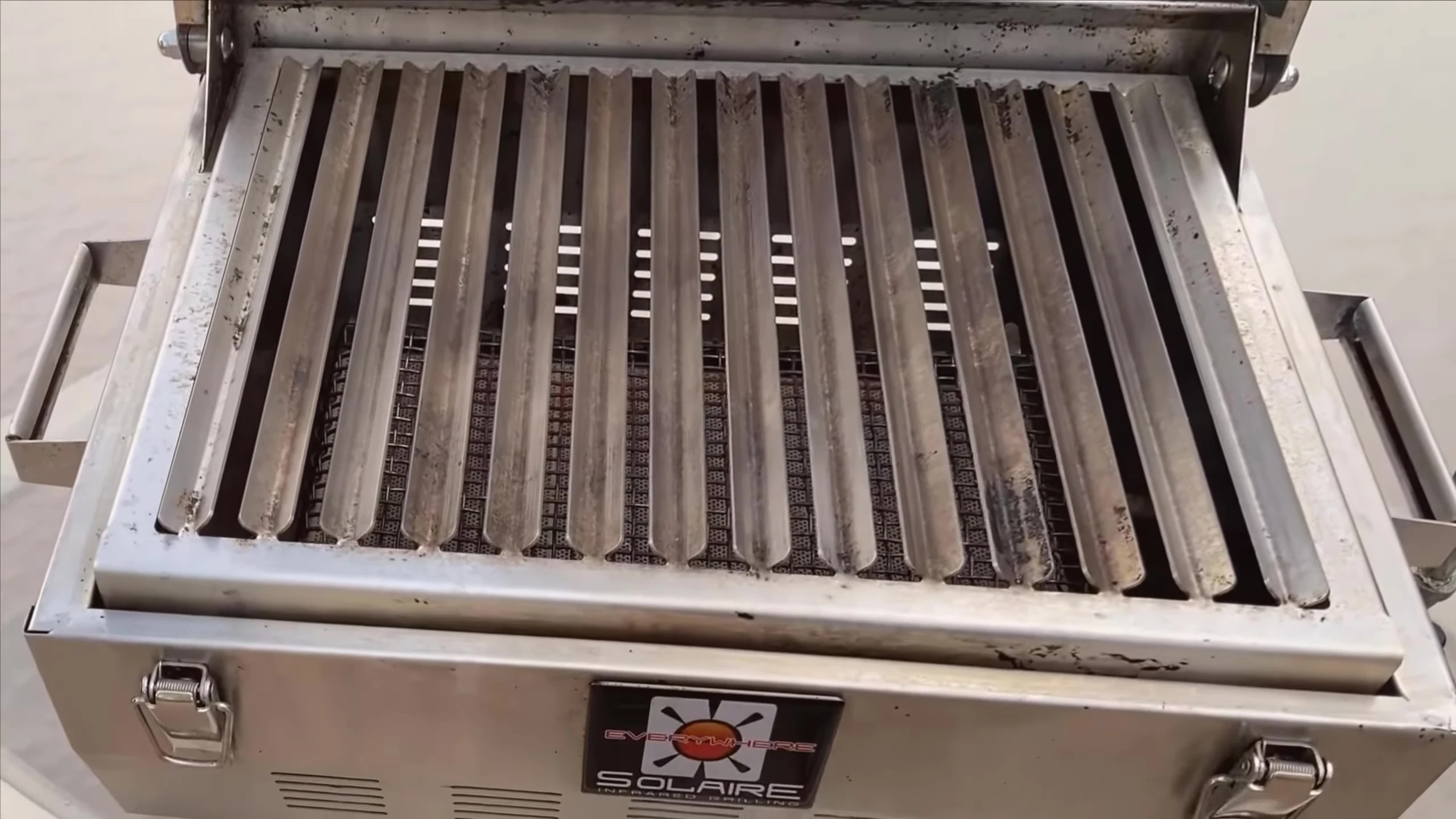 Overall shot of the grill.