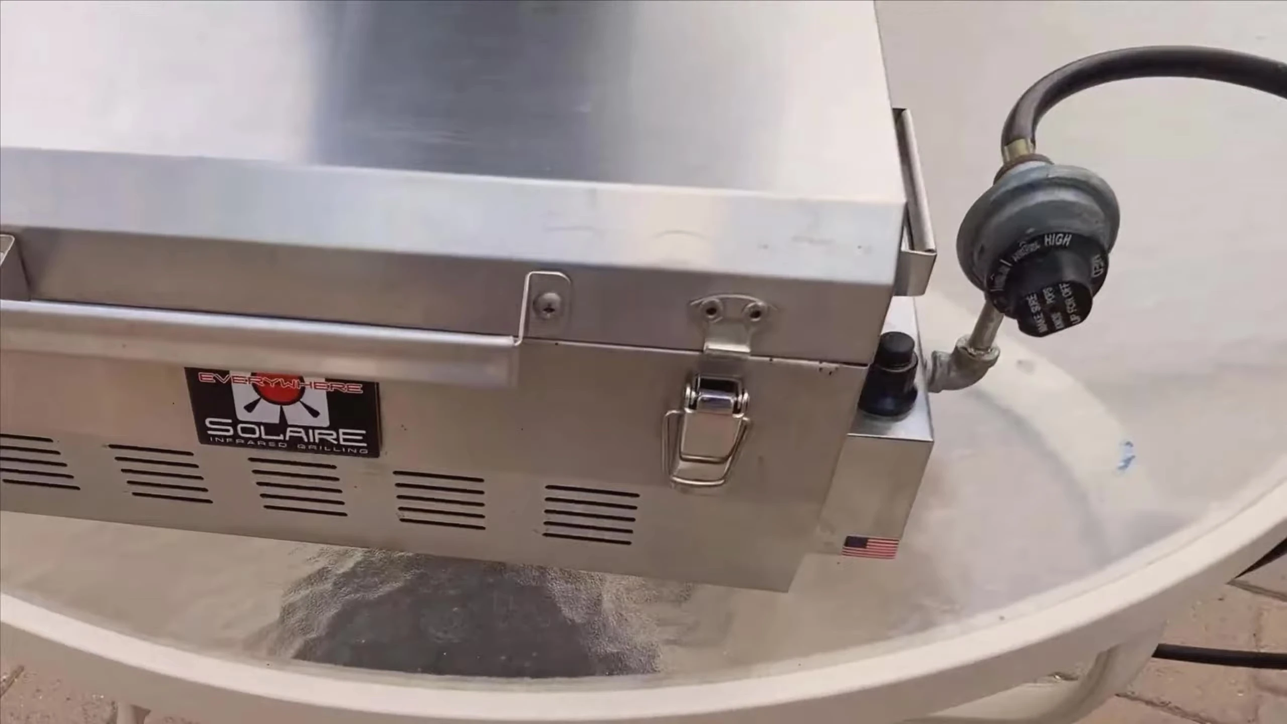 View of the grill's carrying handle and side handles.
