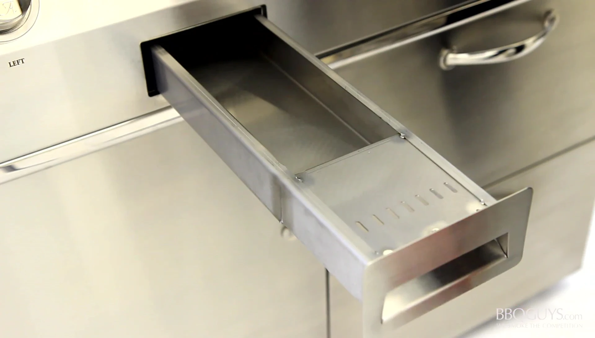 The Alfresco ALXE slide-out smoker box