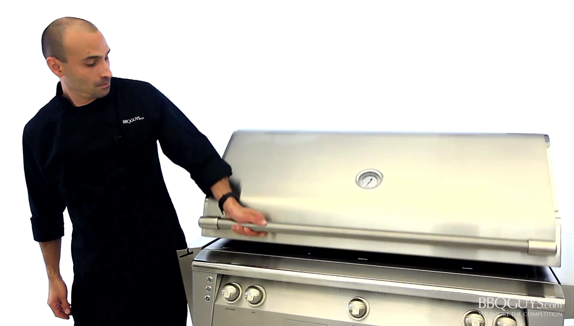 Close-up of the Alfresco ALXE cooking area dimensions